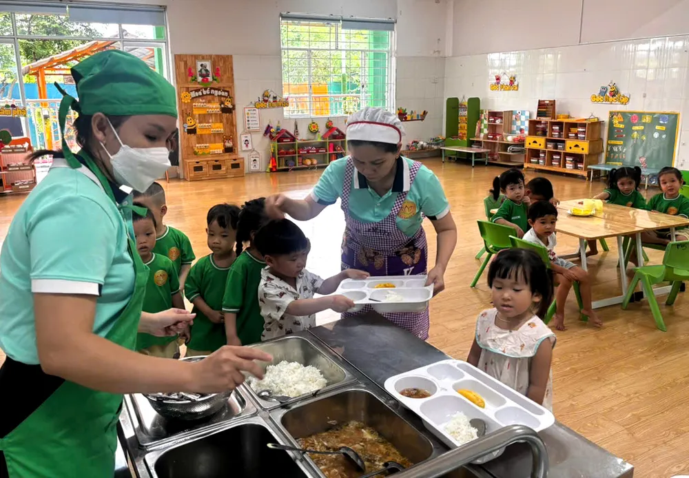 Các em nhỏ Trường Mầm non Bông Sen, xã Đông Thạnh chuẩn bị dùng bữa trưa 22-9