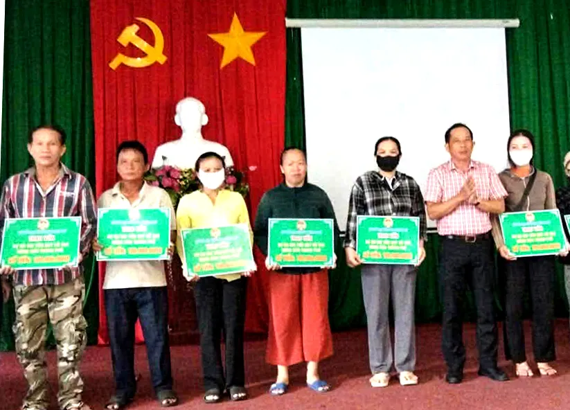 Lãnh đạo Hội Nông dân TPHCM trao vốn vay cho cho các hộ ngư dân trong lễ giải ngân 
