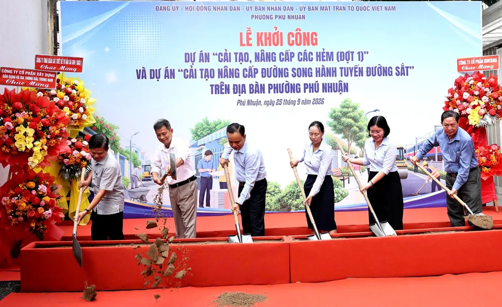 Thực hiện nghi thức khởi công nâng cấp 33 tuyến đường và hẻm