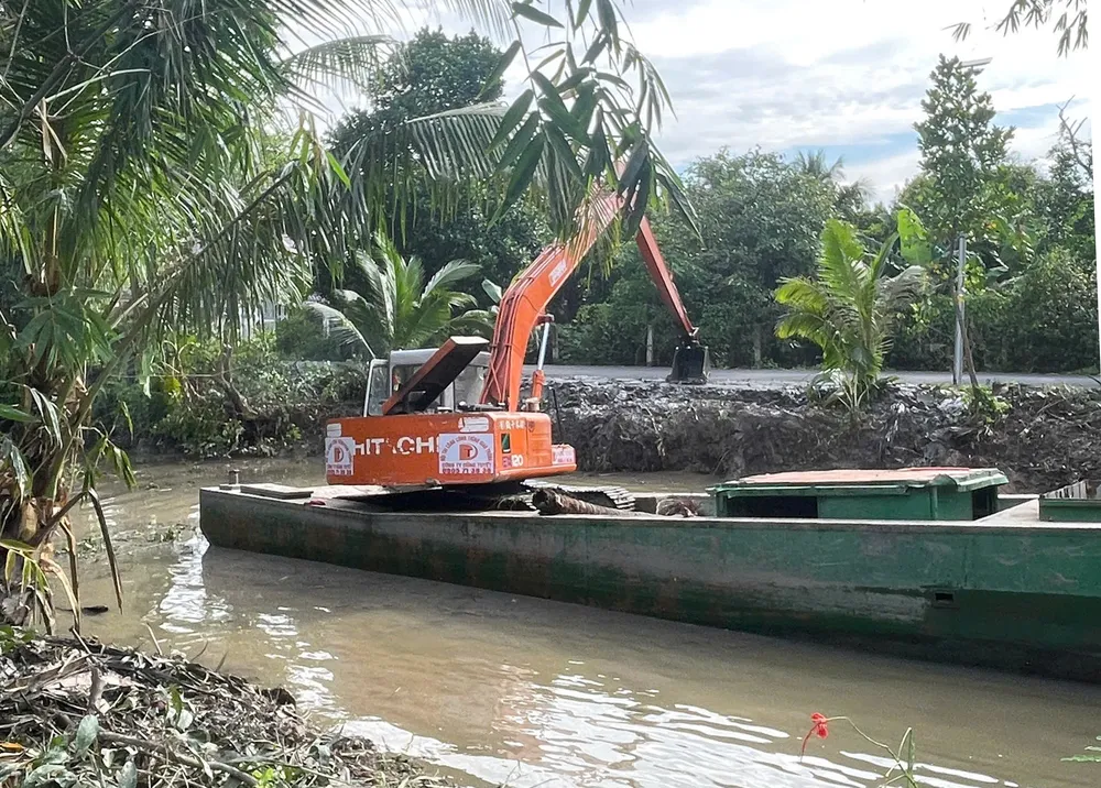 Phương tiện cơ giới được huy động ứng trực thường xuyên tại các vị trí bờ bao xung yếu. LÊ XUÂN