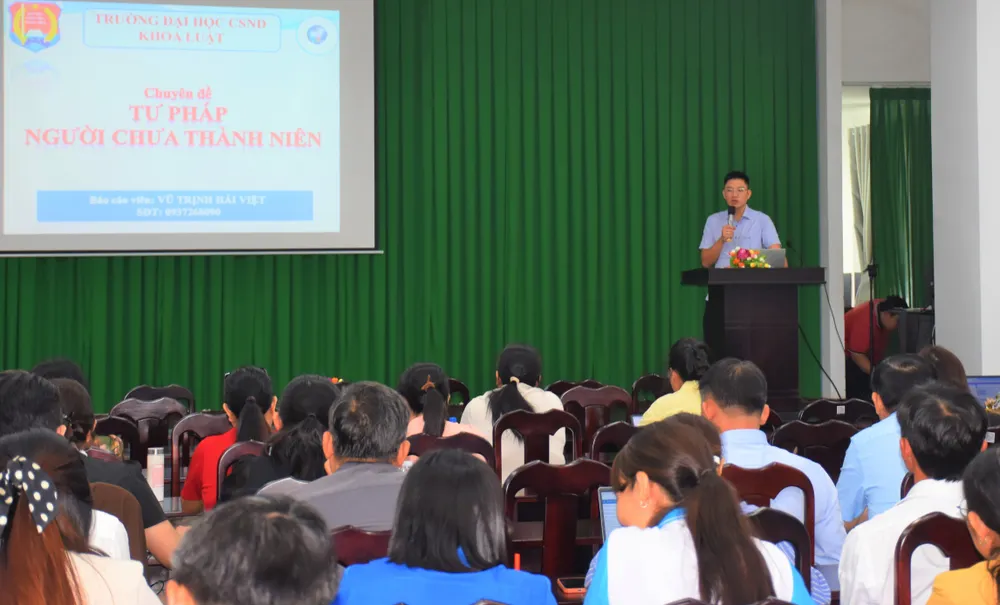 Báo cáo viên trình bày chuyên đề Tư pháp người chưa thành niên.