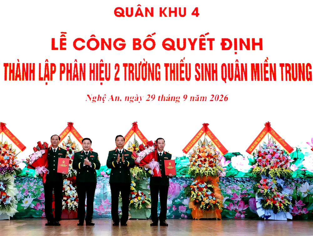 Trung tướng Hà Thọ Bình, Tư lệnh Quân khu 4 và Trung tướng Đoàn Xuân Bường, Chính ủy Quân khu 4 trao các quyết định cho Ban Chỉ huy Phân hiệu 2. Ảnh: QUỐC KHÁNH 