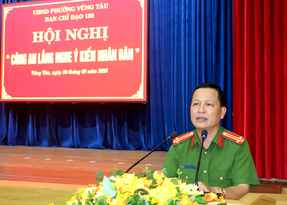 Trung tá Nguyễn Thế Nam, Phó Trưởng Công an phường Vũng Tàu báo cáo kết quả công tác giữ gìn ANTT trên địa bàn. Ảnh: THÀNH HUY
