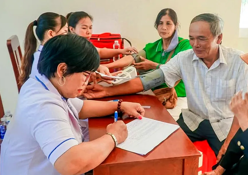 Người cao tuổi xã Bàu Lâm được khám và tư vấn sức khỏe miễn phí. Ảnh: THÀNH HUY
