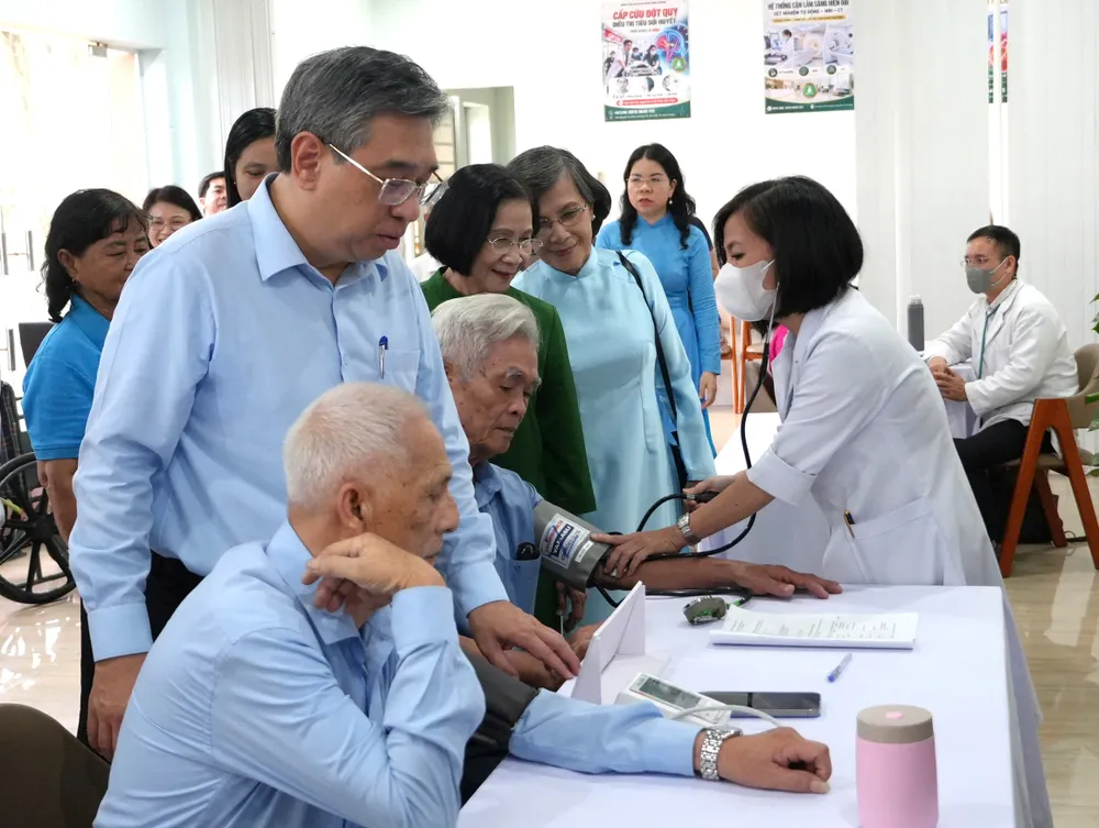 Phó Bí thư Thành ủy TPHCM Nguyễn Phước Lộc cùng các đại biểu tham quan điểm sinh hoạt – chăm sóc người cao tuổi