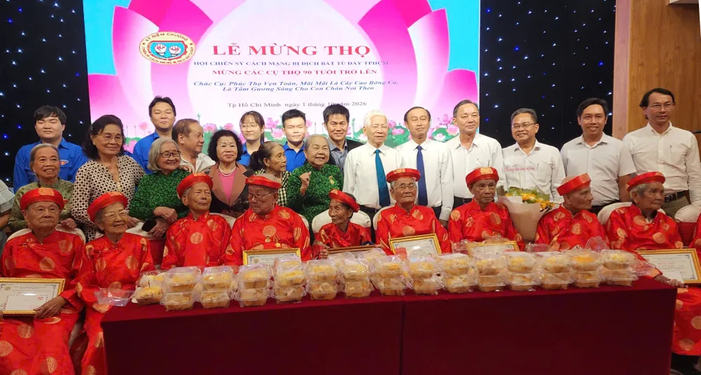 Nguyên Chủ tịch nước Nguyễn Minh Triết và các đại biểu chúc mừng các chiến sĩ cách mạng cao niên