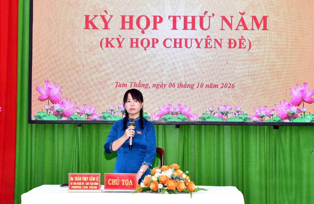 Bà Trần Thụy Cẩm Lệ, Bí thư Đảng ủy, Chủ tịch HĐND phường Tam Thắng phát biểu khai mạc kỳ họp
