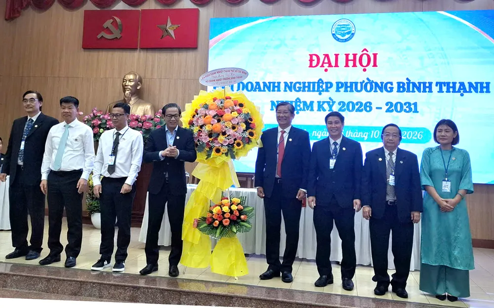 Lãnh đạo Liên đoàn Doanh nghiệp TPHCM tặng hoa chúc mừng Đại hội. Ảnh: ĐỨC TRUNG