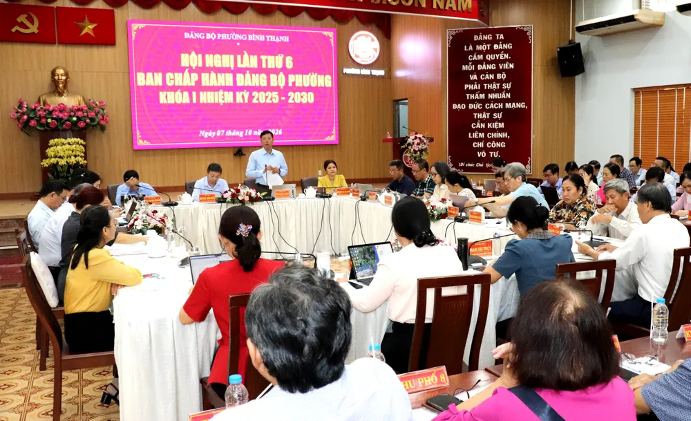Đồng chí Vũ Ngọc Tuất, Bí thư Đảng ủy phường phát biểu tại hội nghị