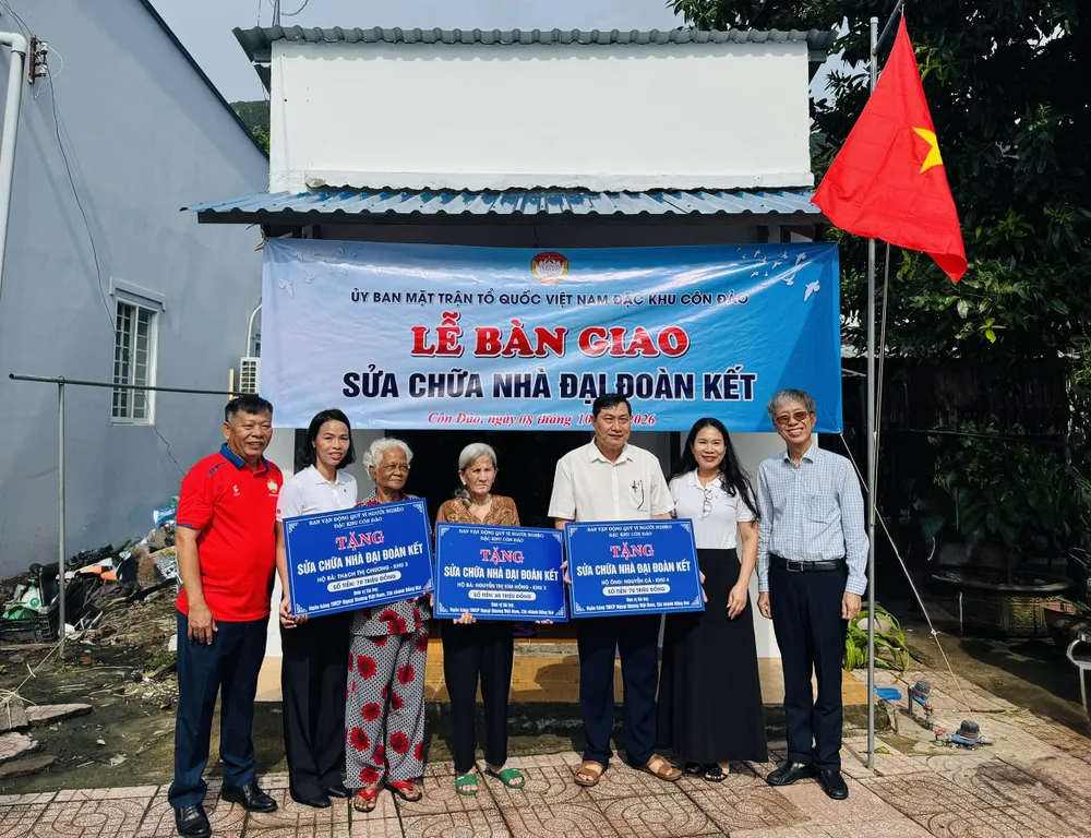 Lễ trao kinh phí bàn giao công trình sữa chữa nhà cho 3 hộ có hoàn cảnh khó khăn