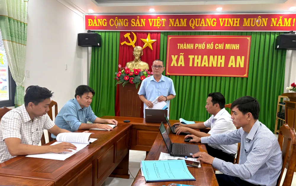 Ông Nguyễn Hoài Bảo, Chủ tịch UBND xã Thanh An, chủ trì một cuộc họp tại cuộc họp UBND xã