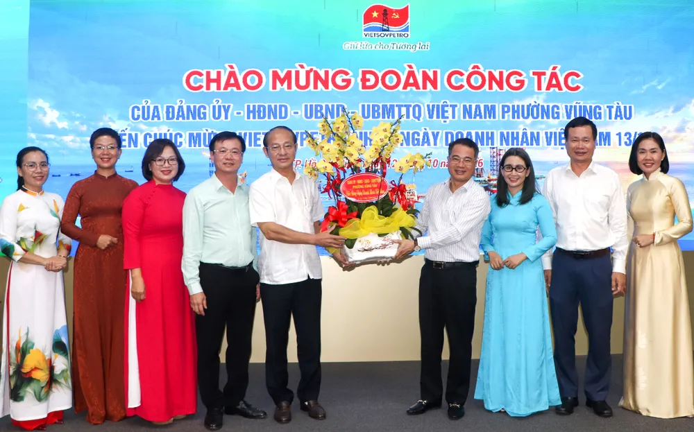Lãnh đạo phường Vũng Tàu tặng hoa chúc mừng đến Liên doanh Việt – Nga Vietsovpetro. Ảnh: THÀNH HUY