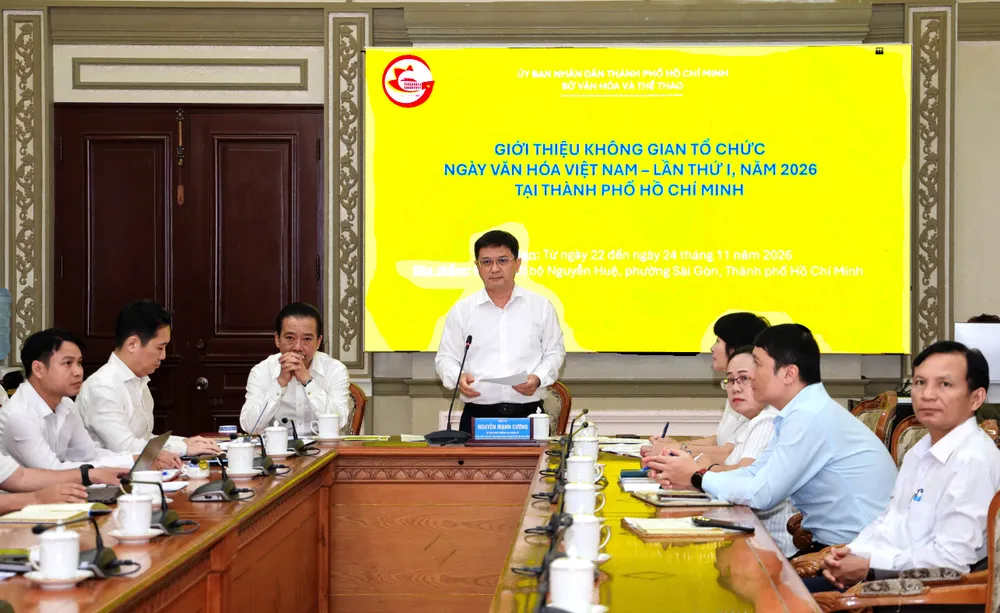 Đồng chí Nguyễn Mạnh Cường, Phó Chủ tịch UBND TPHCM báo cáo tại hội nghị từ điểm cầu TPHCM. Ảnh: HOÀNG TRIỀU