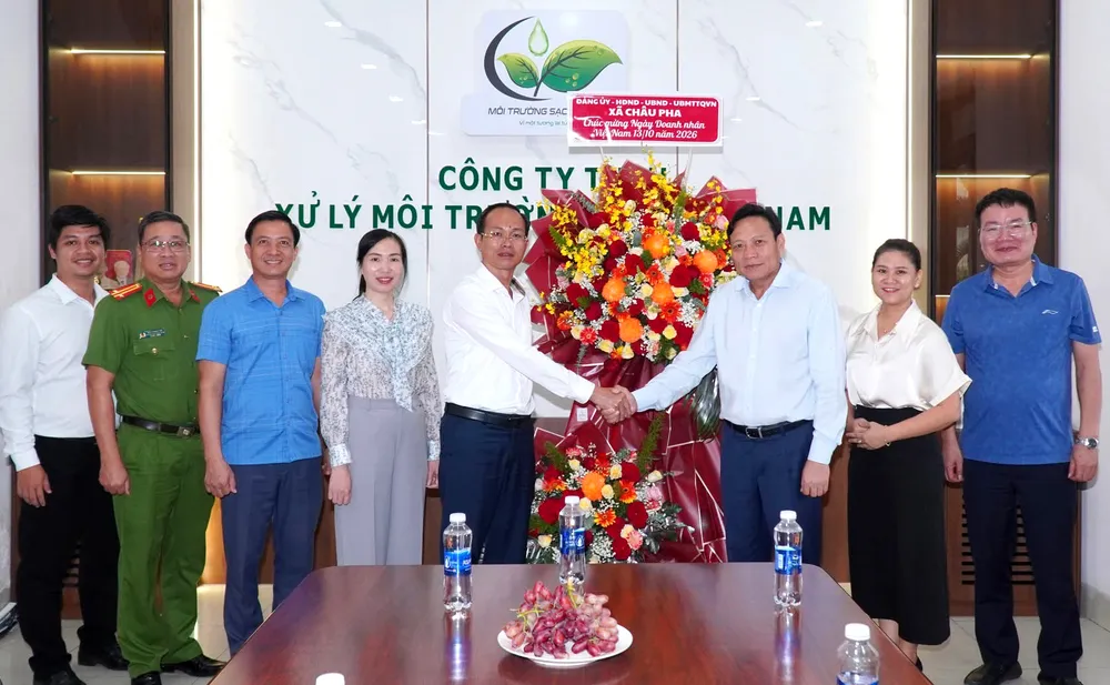 Lãnh đạo xã Châu Pha chúc mừng doanh nghiệp nhân Ngày Doanh nhân Việt Nam 13-10
