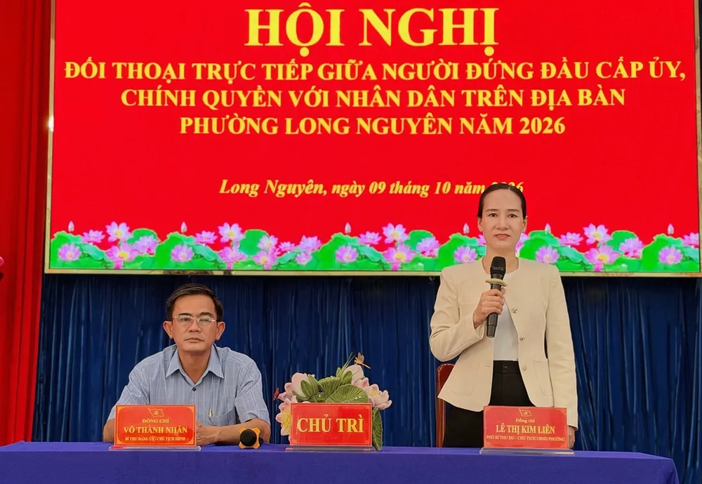 Bà Lê Thị Kim Liên, Phó Bí thư Đảng ủy, Chủ tịch UBND phường Long Nguyên phát biểu tại Hội nghị đối thoại 
