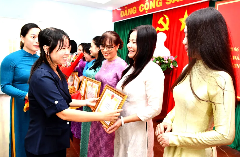 Lãnh đạo phường Tam Thắng tặng Giấy khen cho các tập thể có thành tích tiêu biểu trong phong trào thi đua “Dân vận khéo” năm 2026