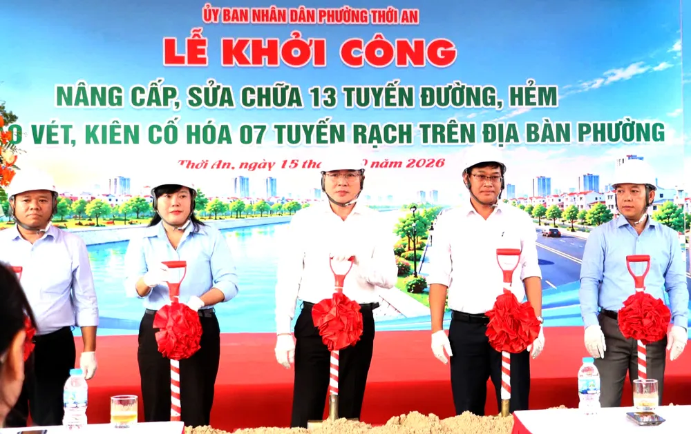 Lãnh đạo phường Thới An cùng các đại biểu thực hiện nghi thức khởi công
