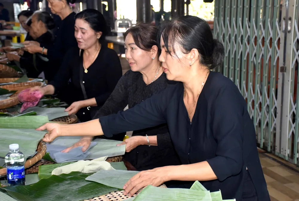 Người dân Long Sơn tập trung tại Nhà Lớn chuẩn bị gói bánh quy, món bánh đặc trưng trong dịp Lễ Trùng Cửu
