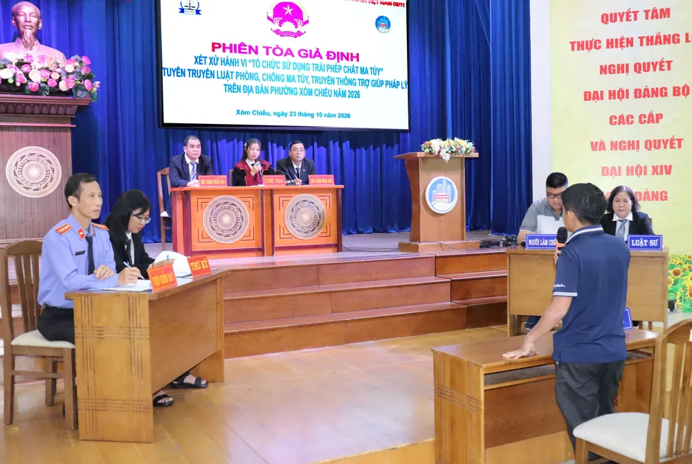Phiên tòa giả định vụ án “Tổ chức sử dụng trái phép chất ma túy” tại phường Xóm Chiếu. Ảnh: HỒNG HẢI
