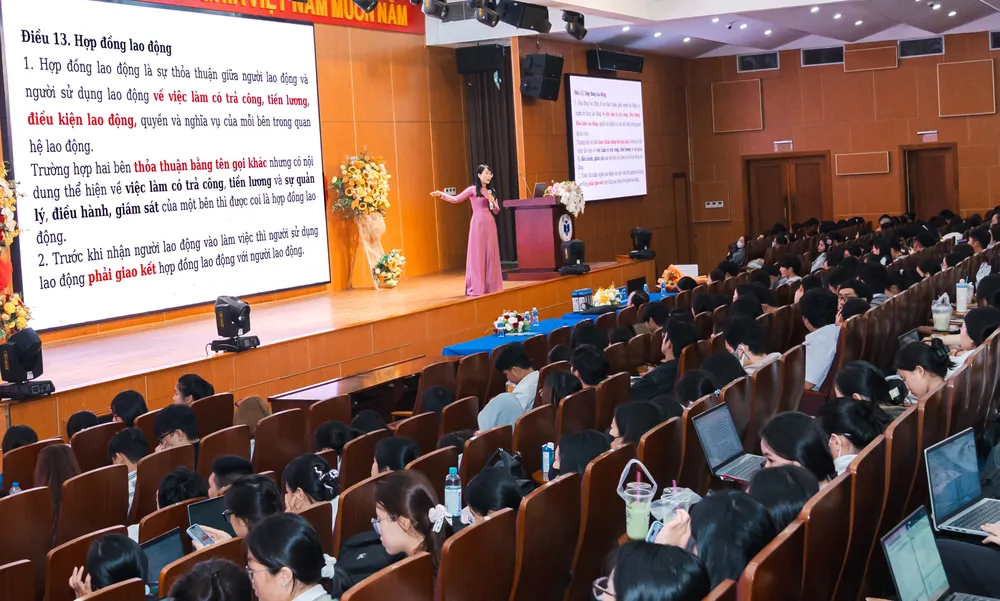 Luật gia Nguyễn Phan Bảo Khuyên, Trung tâm Tư vấn và Hỗ trợ người lao động Công đoàn TPHCM chia sẻ kiến thức pháp luật lao động cho các sinh viên