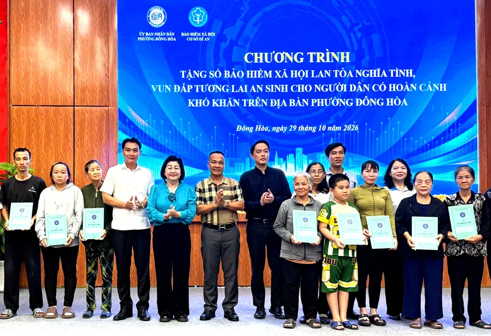 Chương trình trao tặng sổ BHXH cho thành viên hộ nghèo, hộ cận nghèo tại phường Đông Hòa