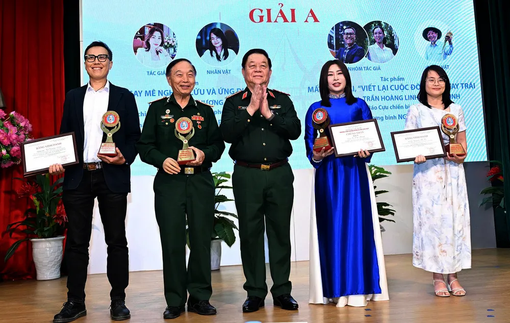 Đại tướng Nguyễn Trọng Nghĩa trao tặng giải A cho các tác giả, nhóm tác giả. Ảnh: TRỌNG HẢI