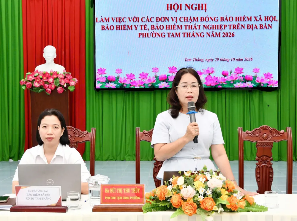 Bà Bùi Thị Thu Thủy, Phó Chủ tịch UBND phường, Trưởng Ban Chỉ đạo thực hiện chính sách BHXH, BHYT phường Tam Thắng dự buổi làm việc.