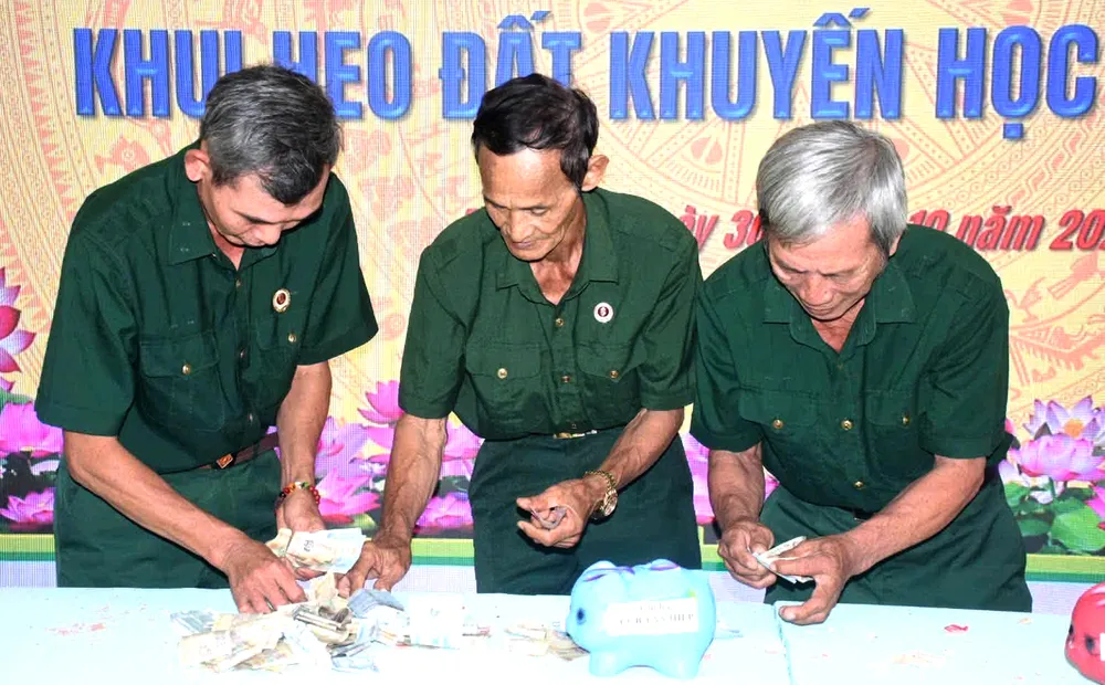 Những chú heo đất được các CCB "nuôi" bằng tiền tiết kiệm