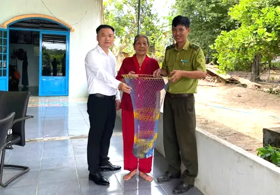Người dân tự nguyện giao nộp cá thể khỉ đuôi lợn.