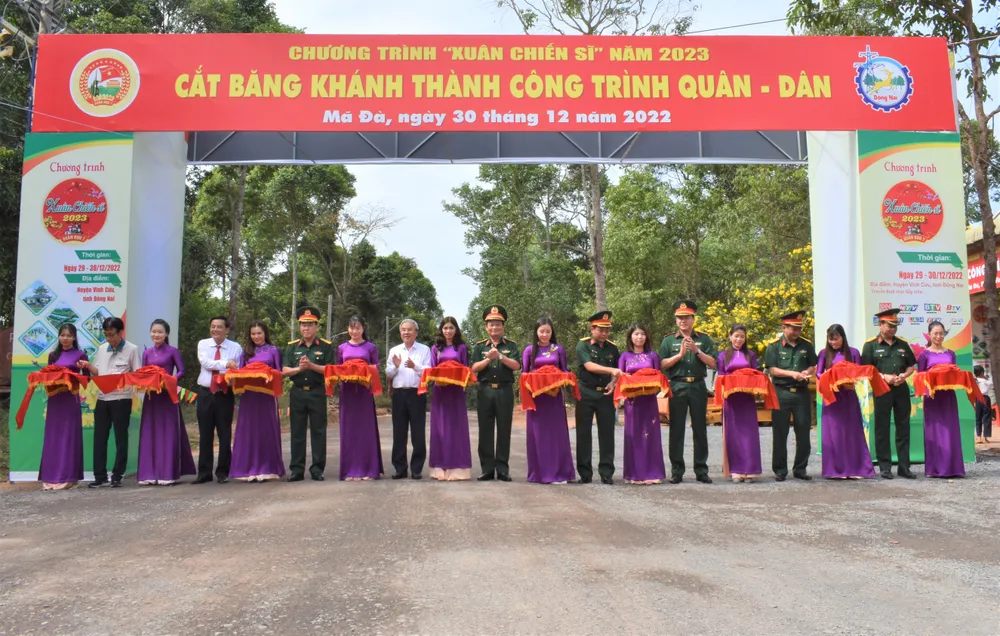 Thủ trưởng Bộ Tư lệnh Quân khu 7 và lãnh đạo UBND tỉnh Đồng Nai và đại biểu cắt băng bàn giao nâng cấp, sửa chữa 14km đường tại ấp 4, xã Mã Đà, huyện Vĩnh Cửu