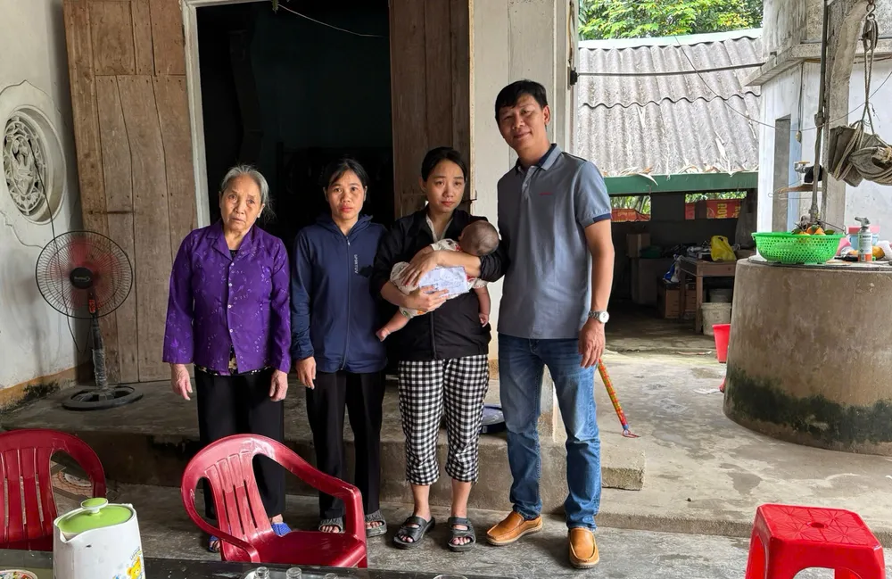 Đại diện Báo SGGP trao tiền hỗ trợ đến chị Nguyễn Thị Nguyệt