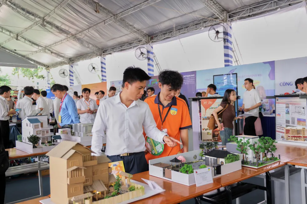 Sinh viên HUTECH tham quan các mô hình tại triển lãm