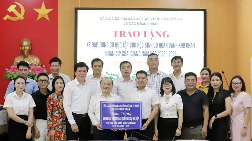 Câu lạc bộ Nhà báo xứ Nghệ tại TPHCM trao tặng 400 xe đạp, quà ở Nghệ An và Hà Tĩnh ảnh 4