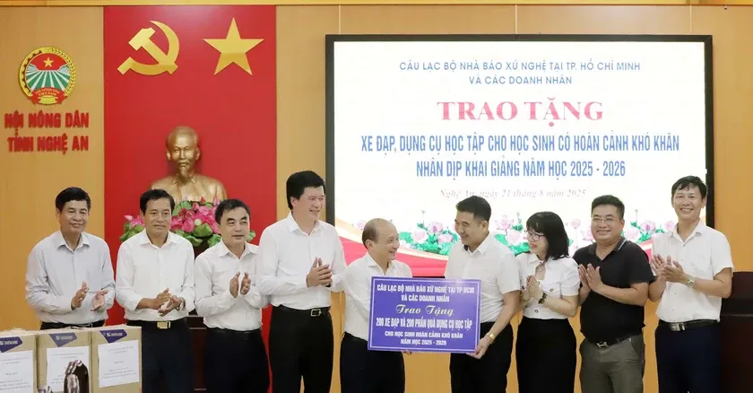 Câu lạc bộ nhà báo xứ Nghệ tại TPHCM và các doanh nhân trao tặng biểu trưng xe đạp, dụng cụ học tập học sinh cho Hội Khuyến học tỉnh Nghệ An.