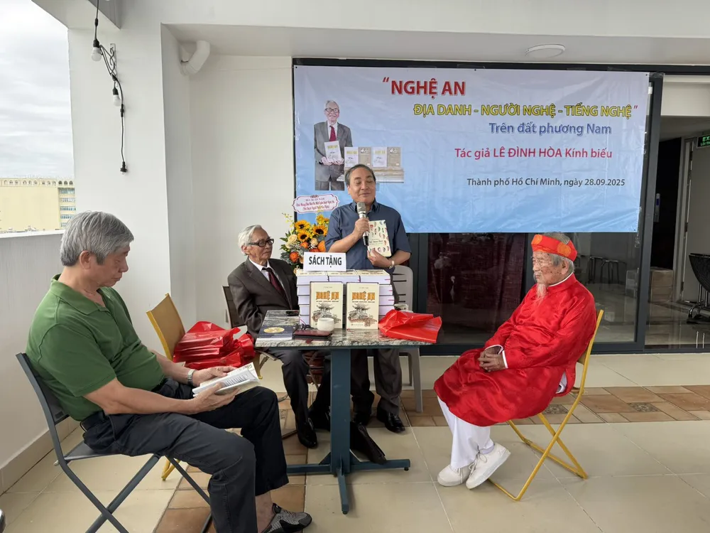 Tác giả Lê Đình Hòa và nhà nghiên cứu Nguyễn Đình Tư tại buổi ra mắt cuốn sách Nghệ An - Địa danh - người Nghệ và tiếng Nghệ
