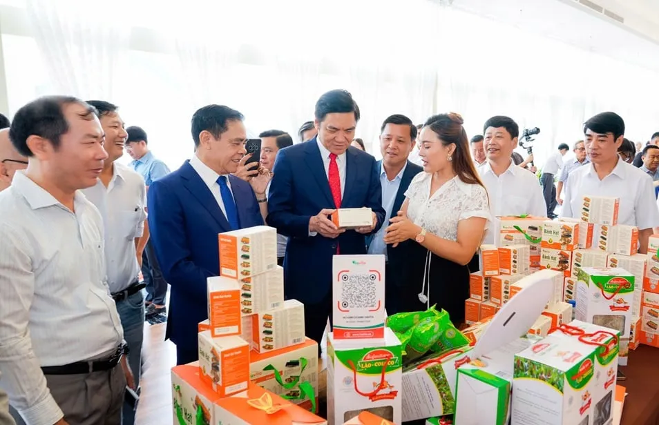 Lãnh đạo tỉnh Nghệ An và các đại biểu tham quan gian hàng trưng bày sản phẩm của hội đồng hương.