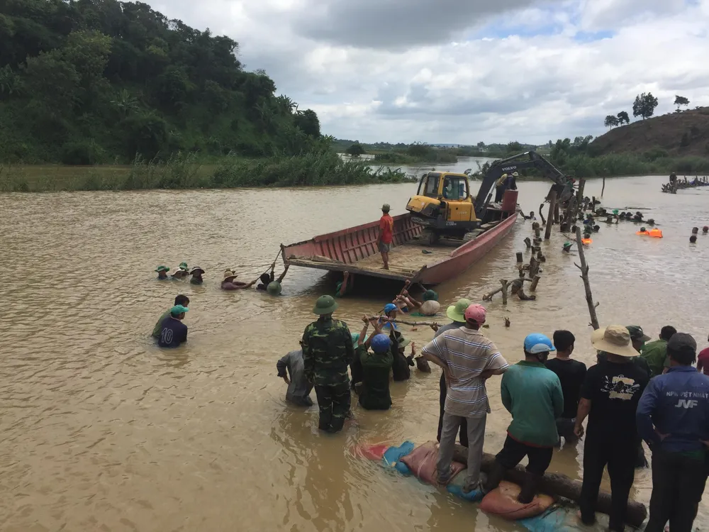 Vỡ đê, hàng trăm người dân trầm mình cứu lúa ảnh 3