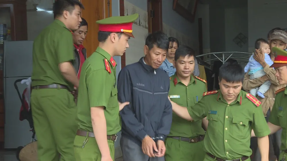 Chủ xưởng đồ gỗ tàng trữ hàng chục khối gỗ lậu