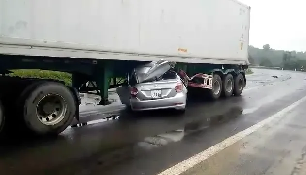 Đắk Nông: Ô tô 4 chỗ chui vào gầm container, 2 người tử vong ảnh 2