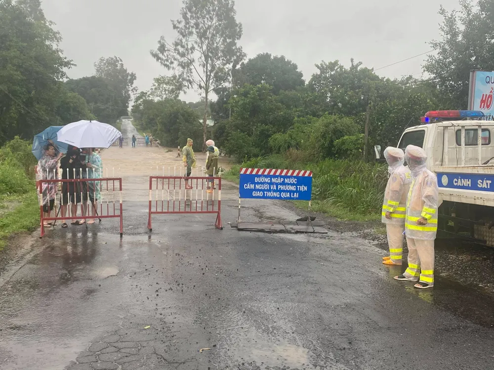 Bão số 12 gây mưa lớn, chia cắt nhiều khu vực ở Đắk Lắk ảnh 1