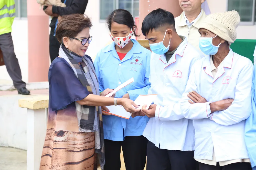 Trường Sĩ quan Lục quân 2 và Công ty Xuyên Việt Oil tặng xe cứu thương cho Trung tâm y tế huyện Lắk ảnh 3