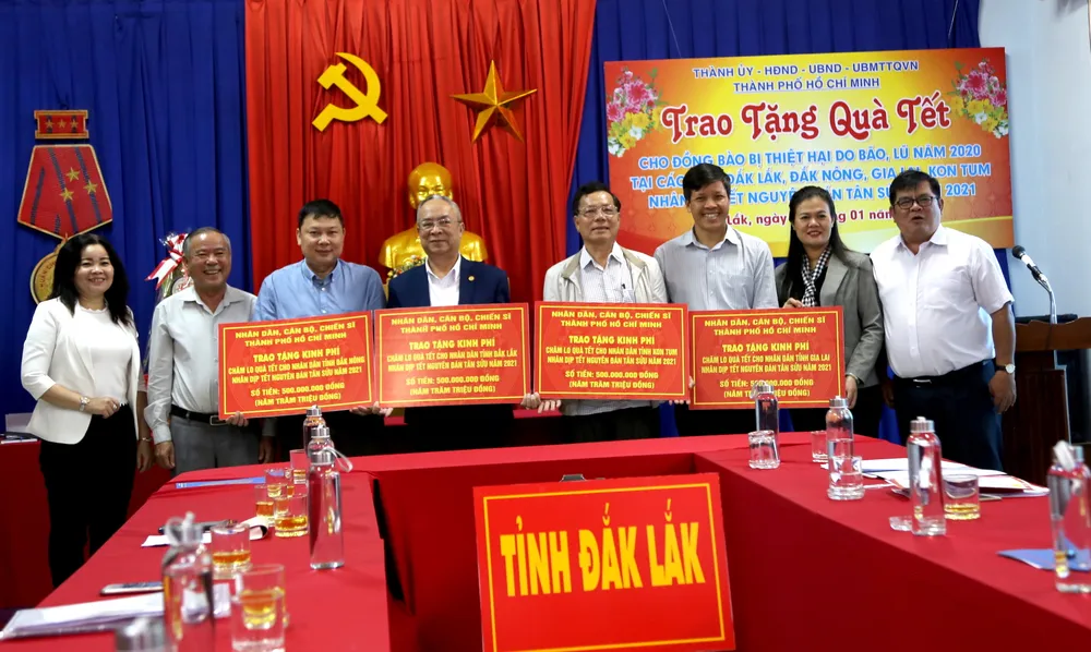 Lãnh đạo TPHCM thăm, chúc tết các Mẹ Việt Nam anh hùng, gia đình chính sách ảnh 3