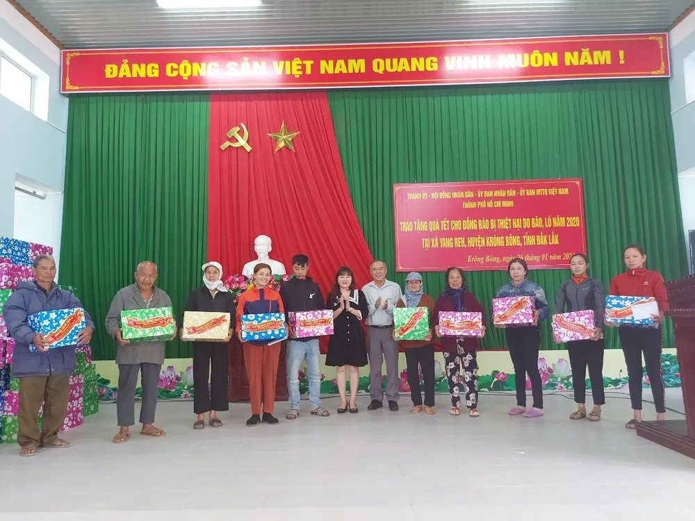 Lãnh đạo TPHCM thăm, chúc tết các Mẹ Việt Nam anh hùng, gia đình chính sách ảnh 4