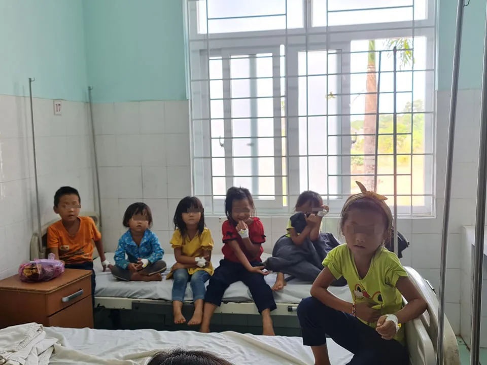 Hơn 100 người nghi ngộ độc sau khi dự tiệc cưới ảnh 1