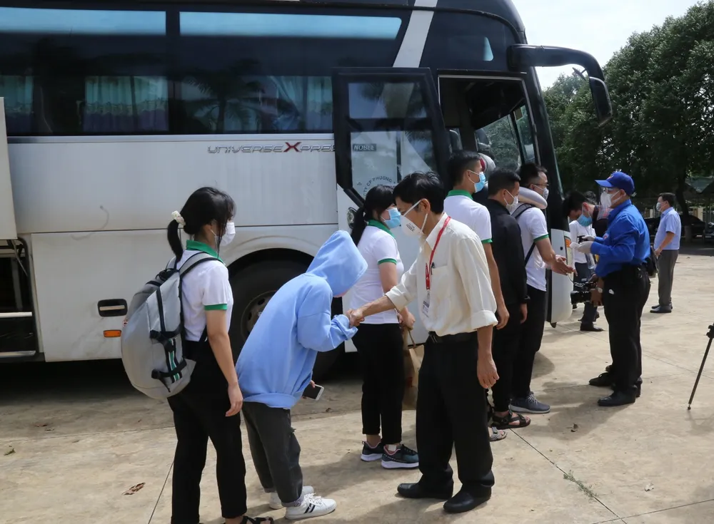 41 sinh viên Trường Đại học Tây Nguyên lên đường hỗ trợ Bình Dương chống dịch ảnh 4