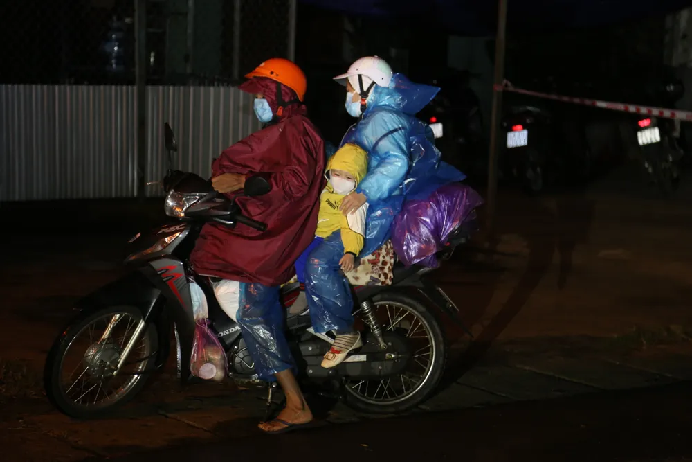 Đồng Nai hộ tống hơn 900 công nhân đi xe máy về Đắk Lắk ảnh 7