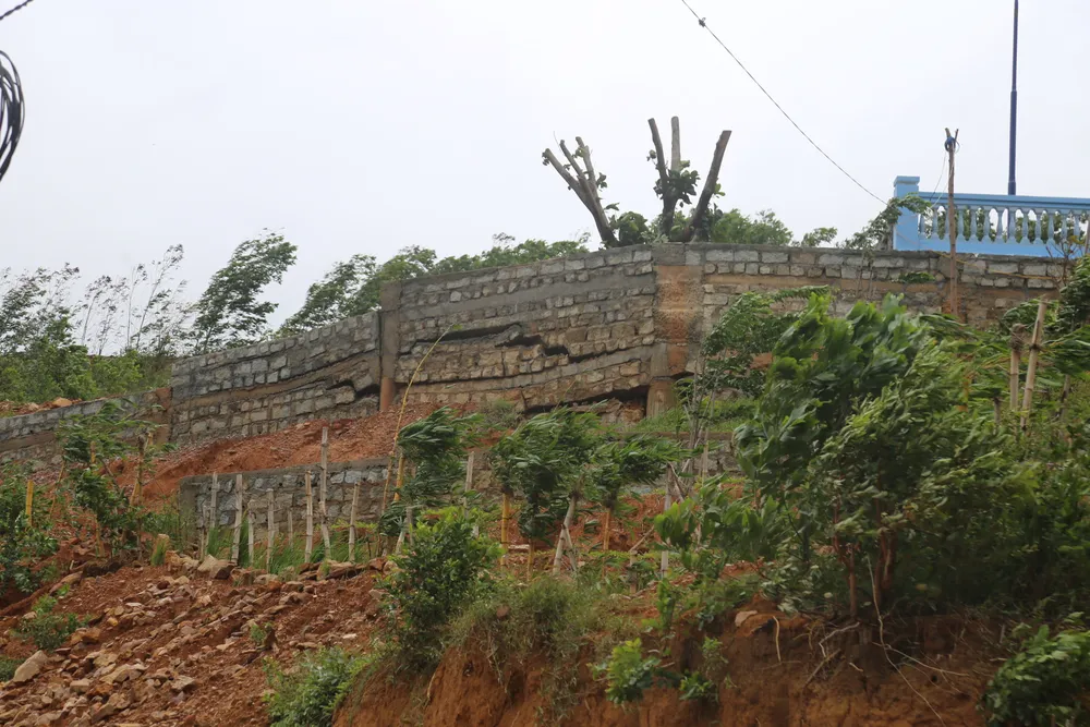 Nhà bia tưởng niệm liệt sĩ chưa bàn giao đã sụp lún nghiêm trọng ảnh 6