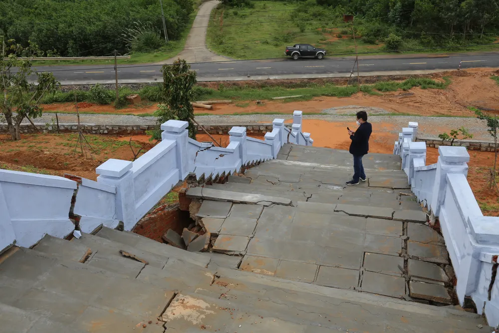 Nhà bia tưởng niệm liệt sĩ chưa bàn giao đã sụp lún nghiêm trọng ảnh 7