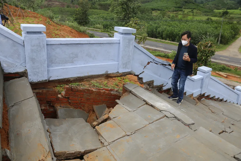 Nhà bia tưởng niệm liệt sĩ chưa bàn giao đã sụp lún nghiêm trọng ảnh 3