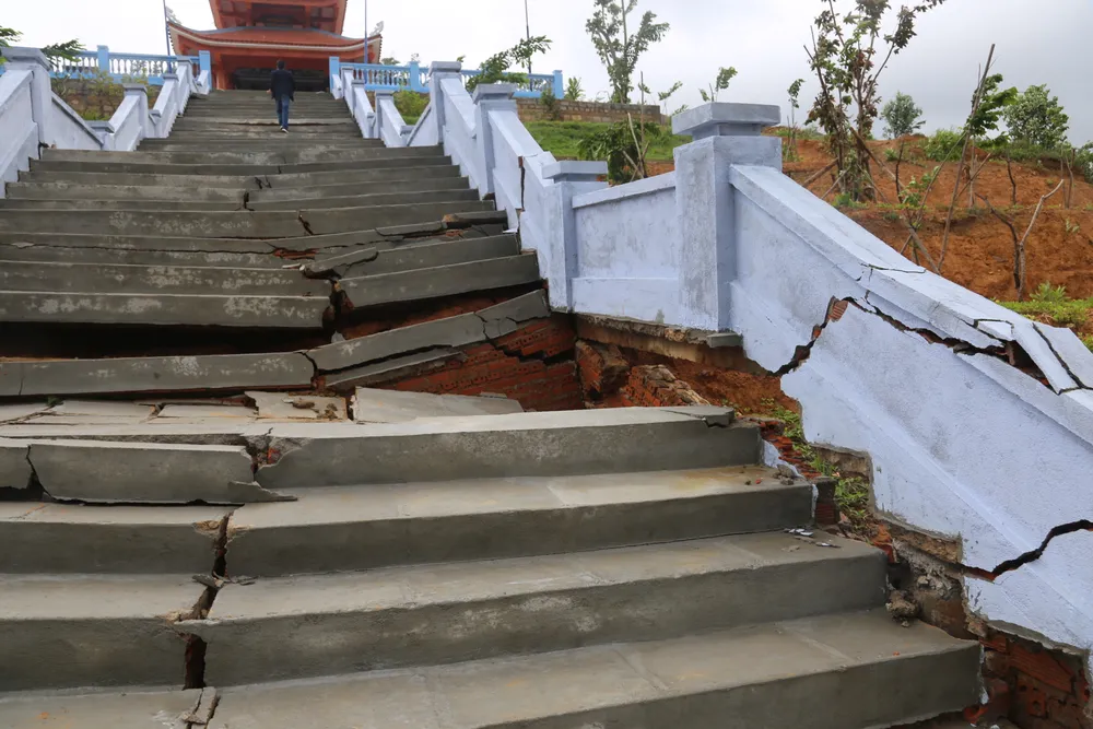 Nhà bia tưởng niệm liệt sĩ chưa bàn giao đã sụp lún nghiêm trọng ảnh 2